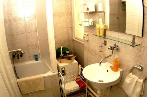 un bagno con lavandino, WC e doccia di Bridge apartment a Belgrado
