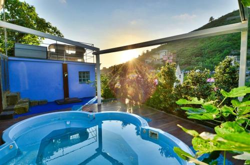 een zwembad in een tuin met een huis bij Cinqueterre Residence in Riomaggiore