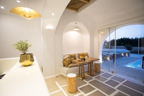 sala de estar con sofá y mesa en Naxos Euphoria Suites en Stelida