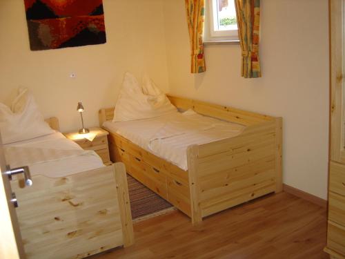 a bedroom with two twin beds and a window at Romantica in Drobollach am Faaker See