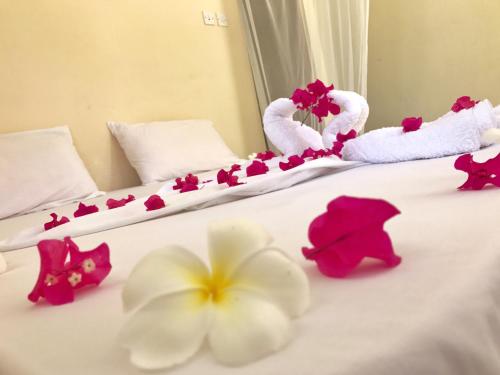 Кровать или кровати в номере Blue Earth Beach Bungalow