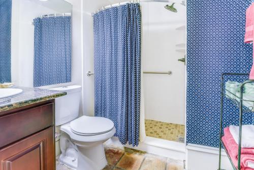 ニューオーリンズにあるChateau Orleansのトイレとシャワー付きのバスルーム