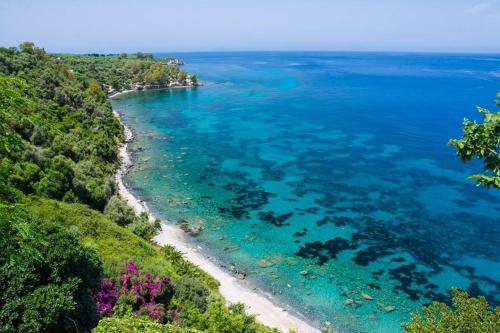 an aerial view of a beach and the ocean at B&B Varadero in Milazzo