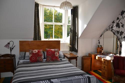 - une chambre avec un lit et une grande fenêtre dans l'établissement Averon House, à Inverness