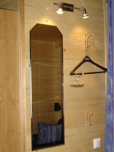 - Baño con espejo y pared de madera en Romantica, en Drobollach am Faakersee