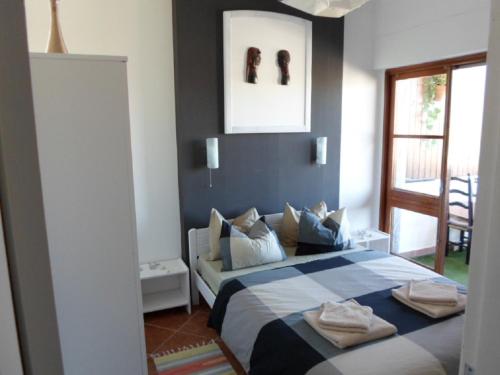ファロにあるCasa das Portasのベッドルーム1室(青と白のベッド1台付)