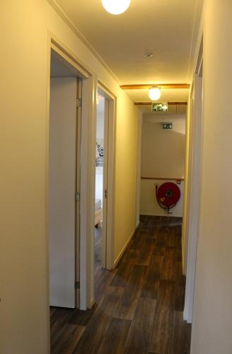 an empty hallway with a door and a room at B&B "de Wingerd" in Bruchterveld