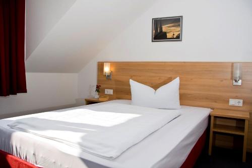 Een bed of bedden in een kamer bij Airport Hotel Karsten