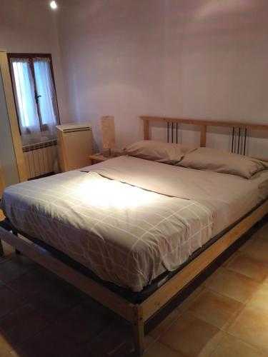 ヴェネツィアにあるAppartamento con Terrazza Biennaleの木製フレームのベッドルームのベッド1台