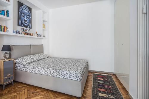 Dormitorio pequeño con cama y alfombra en Luxury Central Apartment, en Turín