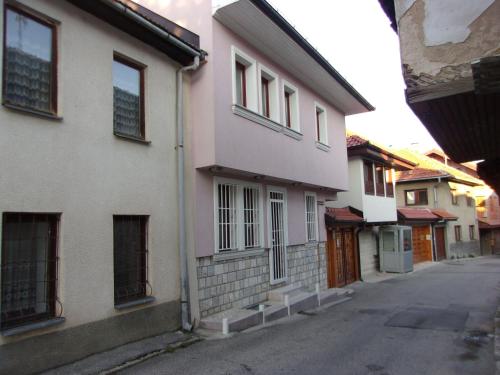 Une rue vide à côté d'un bâtiment blanc dans l'établissement Tower House, à Sarajevo