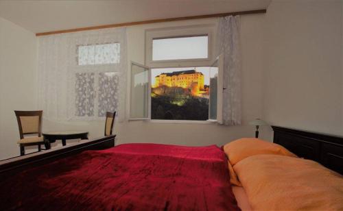 una camera con un grande letto e una finestra di Penzion Na Zastávce a Český Šternberk