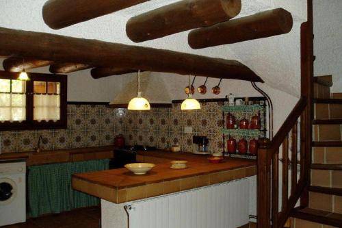 MontferriにあるCasa Rural Eucaliptusのカウンター付きのキッチン、パイプ付きのキッチン