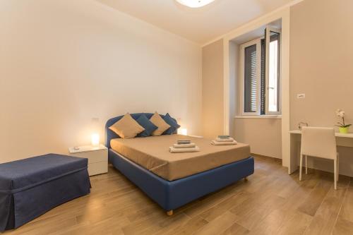 Un dormitorio con una cama, una mesa y un escritorio. en Salerno Prestige Apartment, en Salerno