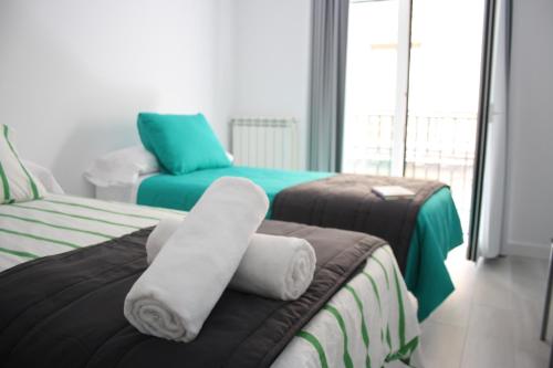Habitación con 2 camas y toallas. en Smart Tech Plaza Flat, en Salamanca