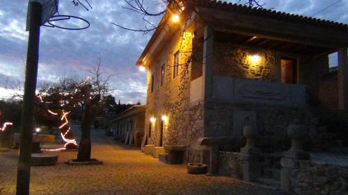 um edifício com luzes numa rua à noite em Quinta das Pias - Holiday Farm em Pinhel