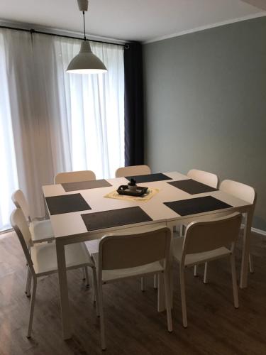 una mesa de comedor y sillas en una habitación en Fehnferien, en Rhauderfehn
