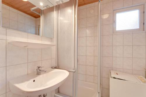 UserinにあるSchwedenhaus-Seeblick-Useriner-Seeの白いバスルーム(シンク、シャワー付)