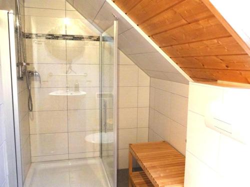 a bathroom with a glass shower with two sinks at Villa Blau am Useriner See mit Garten in Userin