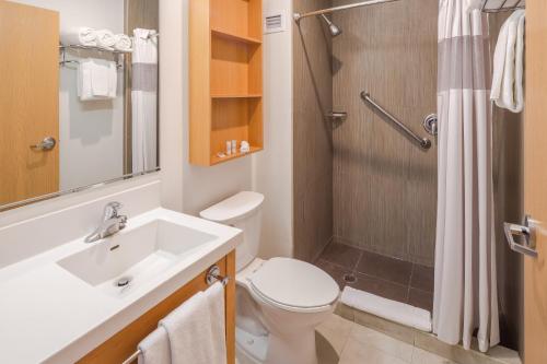 Ett badrum på Microtel Inn & Suites by Wyndham Culiacán