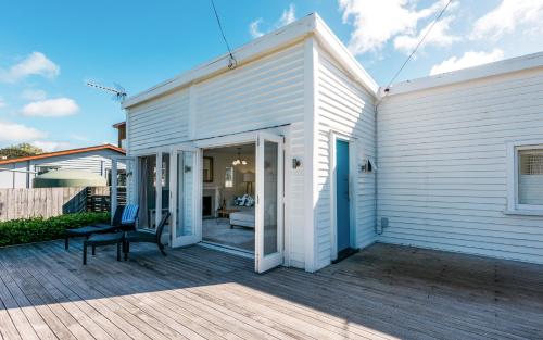 Gallery image of Island Time in Oneroa