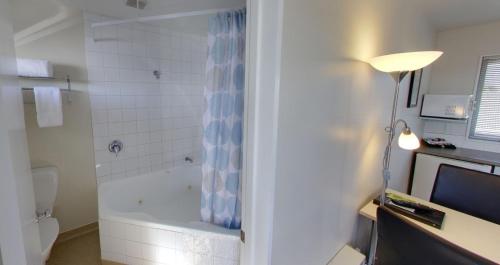 Bilik mandi di Westport Spa Motel
