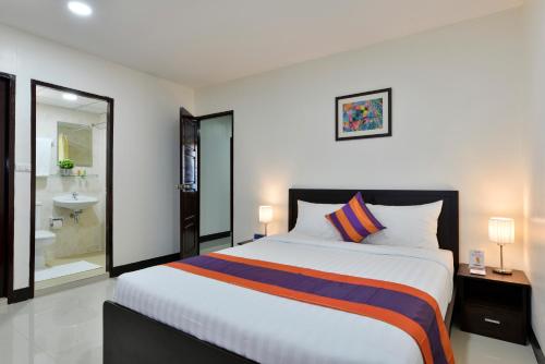 
a bedroom with a bed and a dresser at Studio Residence Sukhumvit 71 - SHA Certified in Bangkok
