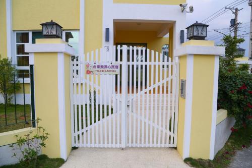 台东台东紫薇心民宿的房子前面的白色大门