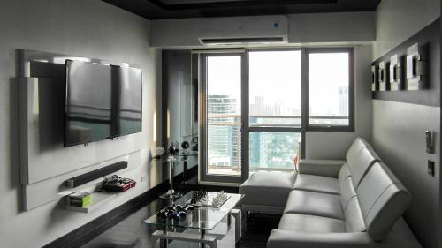 Seating area sa Modern Luxury Lower Penthouse Unit