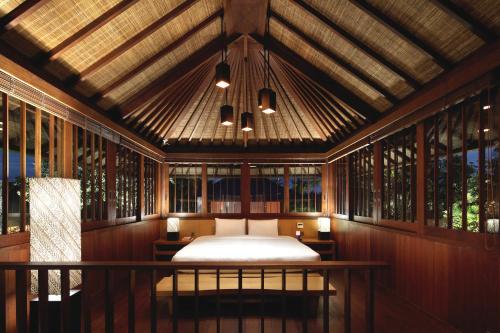 Katil atau katil-katil dalam bilik di Hoshinoya Bali