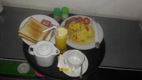 - un plateau de petit-déjeuner composé d'œufs et de pain grillé dans l'établissement The Green Kamboja Villa, à anur