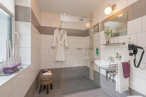 Villa-Meehr في Bantikow: حمام أبيض مع حوض ومرآة