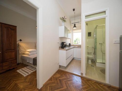 La salle de bains est pourvue d'un lavabo et de toilettes. dans l'établissement Apartments LATINO, à Crikvenica