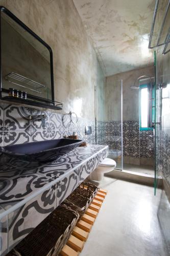 Ένα μπάνιο στο Anemoessa Luxury Villas
