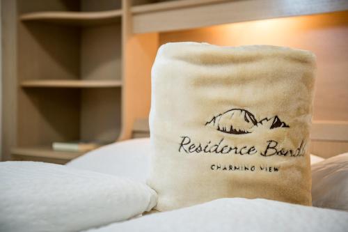 a towel on top of a bed with aresurrection blanket at Residence Bondì in Colfosco