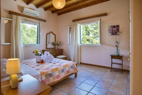 Ένα ή περισσότερα κρεβάτια σε δωμάτιο στο Galazio Sunset Villas