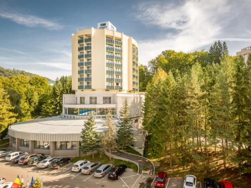 an aerial view of a building with a parking lot at Ensana Sovata in Sovata