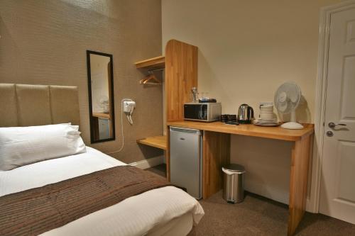 Foto de la galería de New County Hotel & Serviced Apartments by RoomsBooked en Gloucester