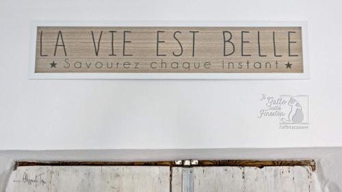 a sign on a wall above a drawer at Il Gatto Sulla Finestra in Iesi