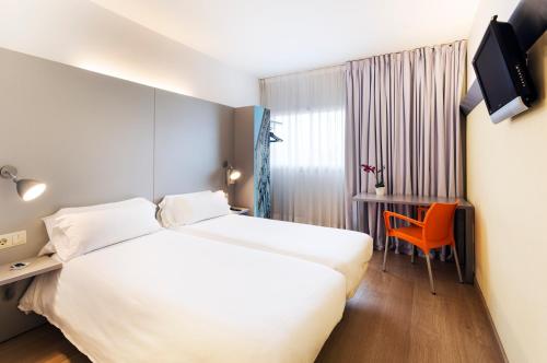 Ένα ή περισσότερα κρεβάτια σε δωμάτιο στο B&B HOTEL Girona 2