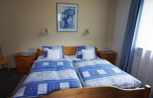 マイヤーホーフェンにあるBritzerhofのベッドルーム1室(ベッド2台、青と白の枕付)