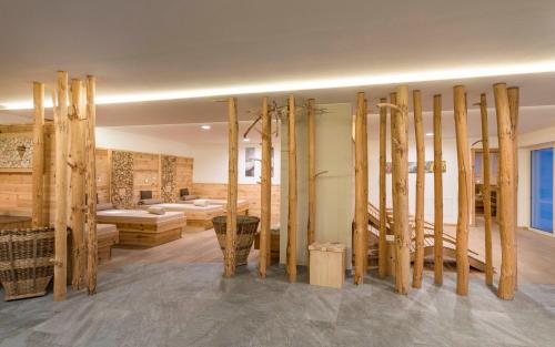 a room with skis on the wall in a room at Natur & Aktiv Hotel Rogen in Mühlbach