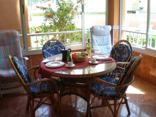 ガンディアにあるApartamento Antillasのテーブルと椅子(フルーツボウル付)