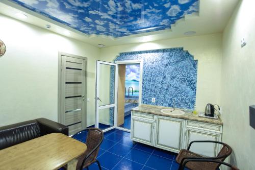 チェボクサルにあるGuest House Gold Ovenの青いタイルの天井のバスルーム(テーブル付)
