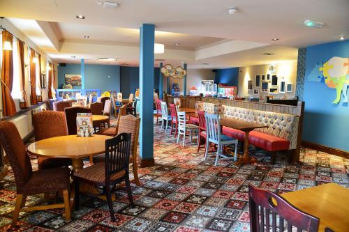 een restaurant met tafels en stoelen en een bar bij Lock Keeper, Worksop by Marston's Inns in Worksop