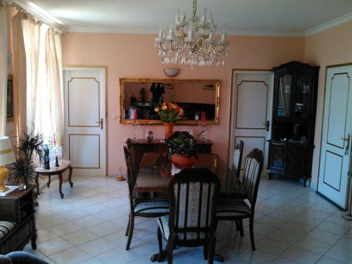 uma sala de jantar com mesa e cadeiras em Villa Dolce Vita em Vodice