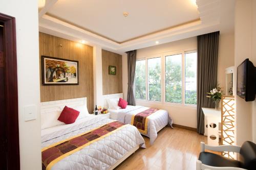 Giường trong phòng chung tại SCAT Hotel- New World Bến Thành