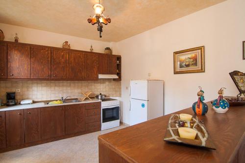 Una cocina o zona de cocina en Sarris Villa