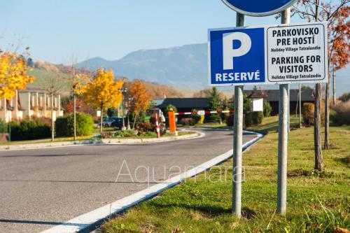 a parking sign on the side of a road at Aquamara Aquapark Tatralandia in Liptovský Mikuláš