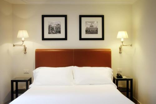 A bed or beds in a room at Hotel Albergo Santa Chiara